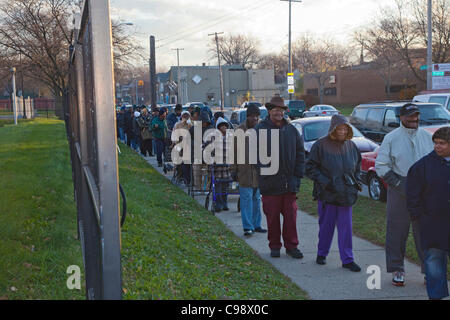 Detroit, Michigan - eine monatliche Verteilung von kostenlosen Nahrungsmitteln für einkommensschwache Bürger durch Detroit Department of Human Services. Vertreter der Stadt schätzen Detroits Arbeitslosenquote sogar 28 Prozent. Stockfoto