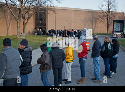 Detroit, Michigan - eine monatliche Verteilung von kostenlosen Nahrungsmitteln für einkommensschwache Bürger durch Detroit Department of Human Services. Vertreter der Stadt schätzen Detroits Arbeitslosenquote sogar 28 Prozent. Stockfoto