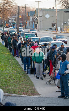 Detroit, Michigan - eine monatliche Verteilung von kostenlosen Nahrungsmitteln für einkommensschwache Bürger durch Detroit Department of Human Services. Vertreter der Stadt schätzen Detroits Arbeitslosenquote sogar 28 Prozent. Stockfoto