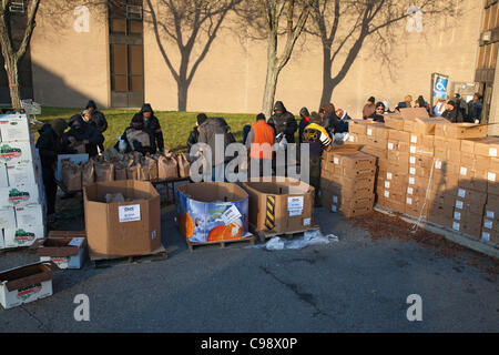 Detroit, Michigan - eine monatliche Verteilung von kostenlosen Nahrungsmitteln für einkommensschwache Bürger durch Detroit Department of Human Services. Vertreter der Stadt schätzen Detroits Arbeitslosenquote sogar 28 Prozent. Stockfoto