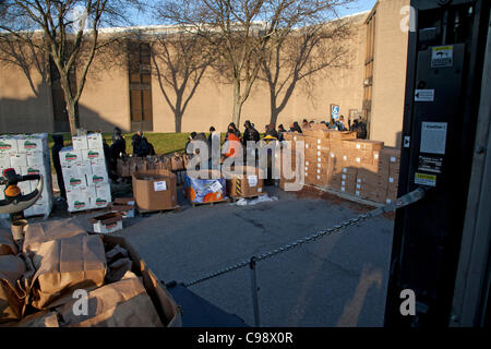 Detroit, Michigan - eine monatliche Verteilung von kostenlosen Nahrungsmitteln für einkommensschwache Bürger durch Detroit Department of Human Services. Vertreter der Stadt schätzen Detroits Arbeitslosenquote sogar 28 Prozent. Stockfoto