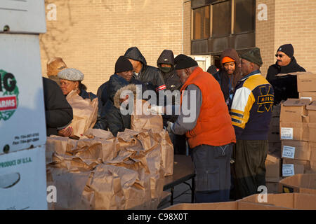 Detroit, Michigan - eine monatliche Verteilung von kostenlosen Nahrungsmitteln für einkommensschwache Bürger durch Detroit Department of Human Services. Vertreter der Stadt schätzen Detroits Arbeitslosenquote sogar 28 Prozent. Stockfoto