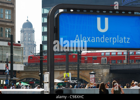 U-Bahnstation unterzeichnen am Alexanderplatz. Berlin, Deutschland. Stockfoto