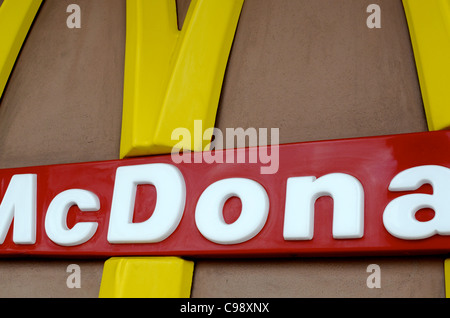 Simpson Bay, Sint Maarten, 14. November 2011, beschnitten McDonald Restaurant Logo Zeichen Stockfoto