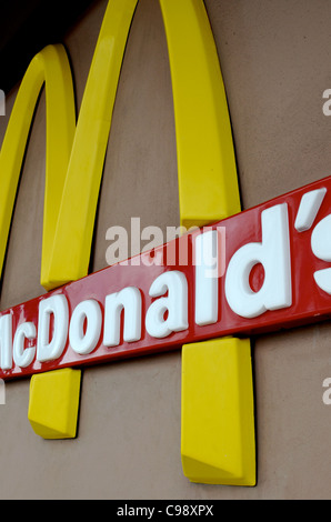 Simpson Bay, Sint Maarten, 14. November 2011, beschnitten McDonald Restaurant Logo Zeichen in Sicht Stockfoto