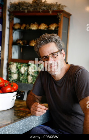 Porträt von Küchenchef Eyal Shani in seinem Miznon Restaurant, Tel Aviv, Israel. Stockfoto