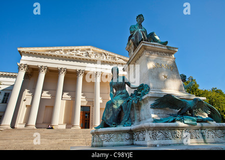 Budapest, Denkmal für den Dichter János Arany vor dem ungarischen Nationalmuseum Stockfoto