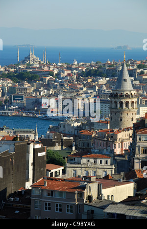 ISTANBUL, TÜRKEI. Ein Blick über den Stadtteil Beyoglu, mit der Galata-Turm auf der rechten Seite und die blaue Moschee in der Ferne. 2011. Stockfoto