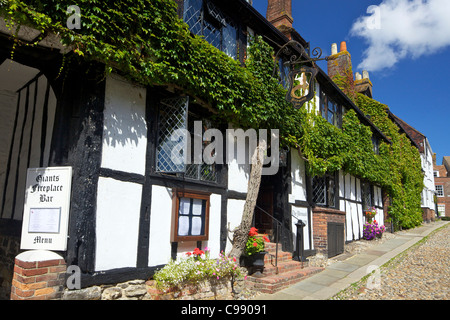 Die Mermaid Inn, Mermaid Street im Sommersonnenschein, Roggen, East Sussex, England, UK, Deutschland, GB, Großbritannien, Stockfoto