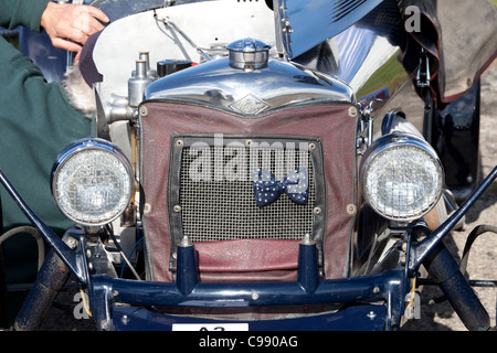 Bow Tie Maskottchen auf der Vorderseite eines 1934 Riley Ulster imp Auto, auf Anzeige an dunsfold Wings und Räder 2011, Surrey, Großbritannien Stockfoto