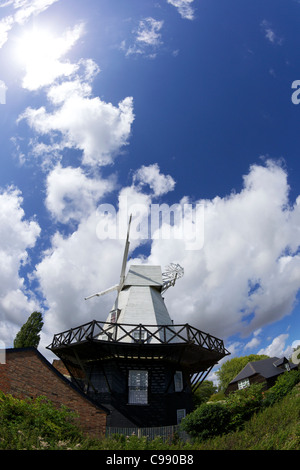 Windmühle im Sommersonnenschein, restauriert, Roggen, East Sussex, England, UK, Vereinigtes Königreich, GB, Großbritannien, britische Inseln, Europa, Stockfoto