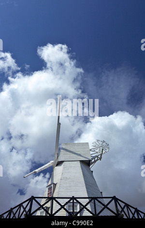 Windmühle im Sommersonnenschein, restauriert, Roggen, East Sussex, England, UK, Vereinigtes Königreich, GB, Großbritannien, britische Inseln, Europa, Stockfoto
