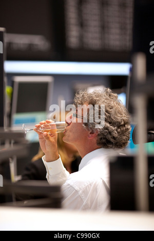 Händler an der Frankfurter Wertpapierbörse Handelsraum, Deutschland Champagner trinken. Stockfoto