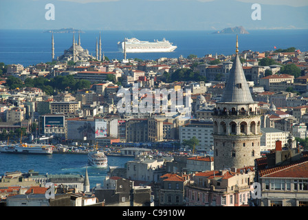 ISTANBUL, TÜRKEI. Ein Blick von Beyoglu über das Goldene Horn Sultanahmet und das Marmarameer. 2011. Stockfoto