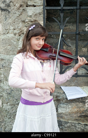 Ein junges Mädchen spielt die Violine in Nordeuropa, Old Town, Tallinn, Estland; UNESCO-Weltkulturerbe Stockfoto