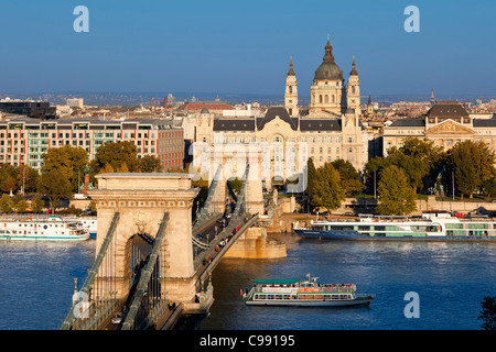 Budapest, Kettenbrücke und St. Stephen s-Basilika Stockfoto