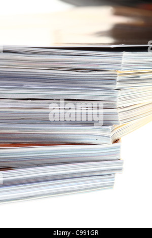 Stapel Zeitschriften isoliert auf weißem Hintergrund Stockfoto