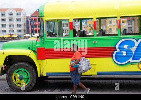 Willemstad Curaçao, Niederländische Lesser-Leeward-Antillen, ABC-Inseln, Otrobanda, De Rouvilleweg, UNESCO-Weltkulturerbe, Straße Schwarze Frauen Stockfoto