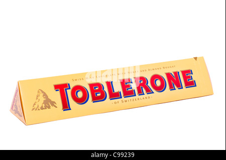 Eine Toblerone Schweizer Milchschokolade Bar mit Honig und Mandel Nougat auf weißem Hintergrund Stockfoto