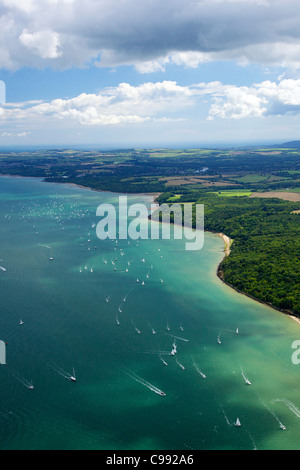 Luftaufnahme von Yachten, die Rennen in Cowes Week auf dem Solent, Isle Of Wight, Hampshire, England, UK, Vereinigtes Königreich, GB, Stockfoto