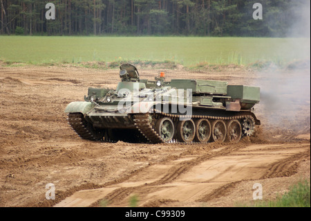 alten Tank "Nationale Volksarmee" in Deutschland, jetzt benutzt für einen privaten Panzer Fahrschule, während der Fahrt auf erdigen Boden Stockfoto