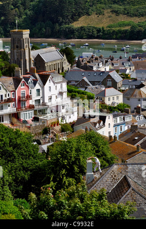 Schornstein Reparatur, Salcombe, Devon. Die Mechaniker hat einen herrlichen Blick auf die Stadt, Holy Trinity Church und der Mündung. Stockfoto