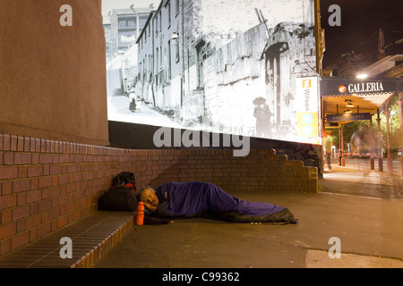 Obdachloser in Schlafsack im Street, Central Sydney, Australien Stockfoto