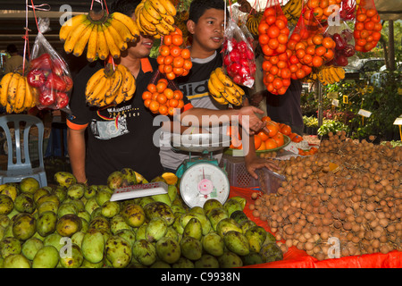 Obststand in Malaysia. Frische tropische Früchte zum Verkauf auf dem Bauernhof in Kuala Lumpur, Malaysia. Stockfoto