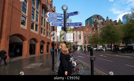 Fußgänger, die an Straßenschildern im Stadtzentrum vorbeilaufen, in der Cross Street Manchester England UK KATHY DEWITT Stockfoto