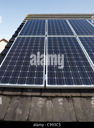 Großbritannien, England, Europa. Nahaufnahme von Sonnenkollektoren auf dem Hausdach. Stockfoto