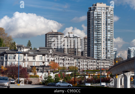 Mehrfamilienhäuser und SkyTrain Linie in Burnaby Stockfoto