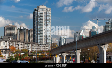 Mehrfamilienhäuser und SkyTrain Linie in Burnaby, Kanada Stockfoto