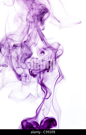 abstraktes Bild zeigt einige violett Rauch in weißem Rücken Stockfoto
