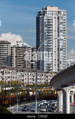 Mehrfamilienhäuser und SkyTrain Linie in Burnaby Stockfoto