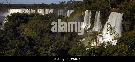 DER FLUSS IGUAZU IN VOLLER FLUT STÜRZT AUF DER ARGENTINISCHEN SEITE DER IGUAZU WASSERFÄLLE Stockfoto