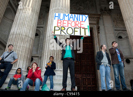 Französischer Aktivist und Autor Jean-Baptisten Redde mit Banner in London besetzen Camp außerhalb St. Pauls Cathedral, London Stockfoto