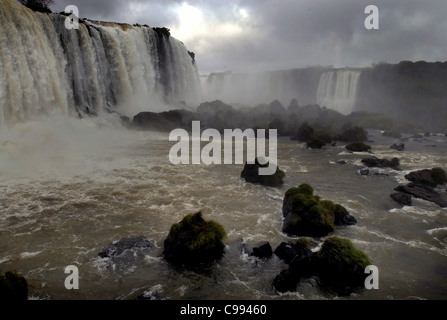 DER FLUSS IGUAZU IN VOLLER FLUT STÜRZT ÜBER DIE BRASILIANISCHE SEITE DER IGUAZU WASSERFÄLLE Stockfoto