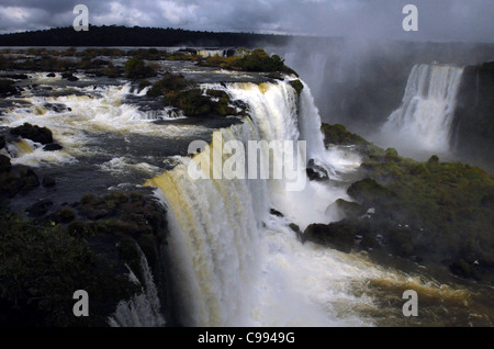 DER FLUSS IGUAZU IN VOLLER FLUT STÜRZT ÜBER DIE BRASILIANISCHE SEITE DER IGUAZU WASSERFÄLLE Stockfoto