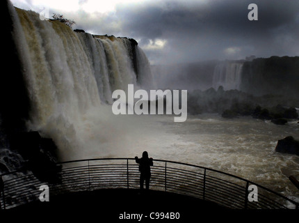 DER FLUSS IGUAZU IN VOLLER FLUT STÜRZT ÜBER DIE BRASILIANISCHE SEITE DER IGUAZU WASSERFÄLLE Stockfoto