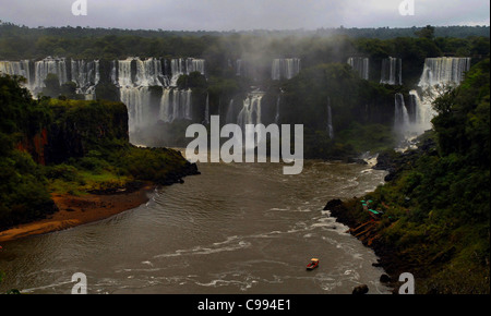 DER FLUSS IGUAZU IN VOLLER FLUT STÜRZT ÜBER DIE BRASILIANISCHE SEITE DER IGUAZU WASSERFÄLLE Stockfoto