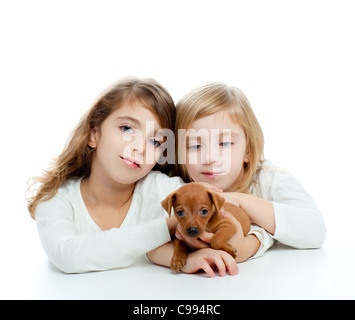 Schwester Kind Mädchen und Hund Maskottchen Haustier Mini Pinscher auf weißem Hintergrund Stockfoto