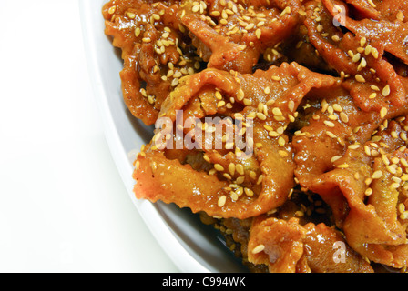 Marokkanischen Ramadan Cookies in einer weißen Schüssel Stockfoto