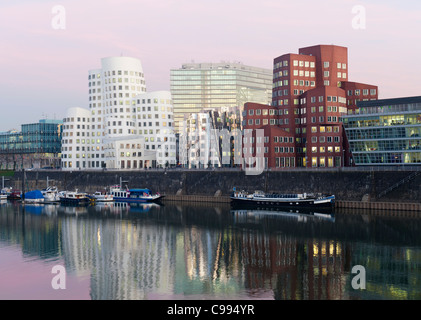 Neuer Zollhof Bürogebäude in der Nacht in der modernen Immobilienentwicklung im Medienhafen oder Medienhafen in Düsseldorf Stockfoto