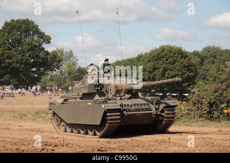 Ein stillgelegter Centurion-Panzer (Schweizer Armee) auf dem Display an der 2011 Krieg & Frieden Schau Hop Farm, Paddock Wood, Kent, UK. Stockfoto