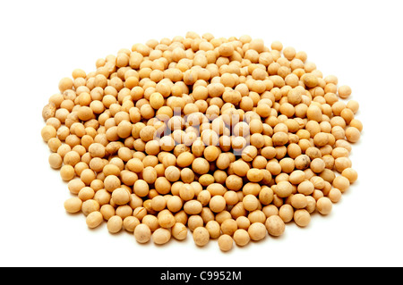 Gelbe Sojabohnen auf weißem Hintergrund Stockfoto