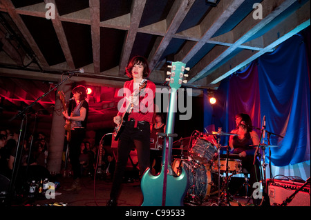 Carrie Brownstein Wild Flagge führt auf der Bühne auf die Doug Fir Lounge in Portland, Oregon, USA am 11. September 2011 Stockfoto