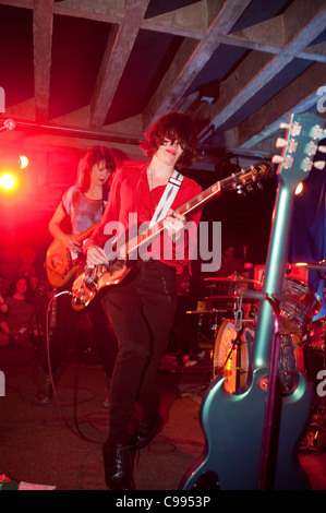 Carrie Brownstein Wild Flagge führt auf der Bühne auf die Doug Fir Lounge in Portland, Oregon, USA am 11. September 2011 Stockfoto