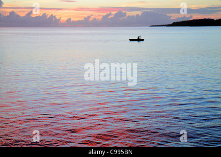 Curaçao, Niederländische Lesser-Laubantillen, ABC-Inseln, Niederländisch, Piscadera-Bucht, Karibisches Meer, Wasser, Ruderboot, Mann Männer Erwachsene Erwachsene, Sonnenuntergang, Dämmerung, Ruhe Stockfoto