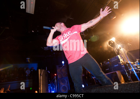 Greg Puciato von The Dillinger Escape Plan führt auf der Bühne auf Roseland in Portland, Oregon, USA am 05.11.2011. Stockfoto