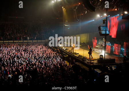 Metal-Band Disturbed führt auf der Bühne im Portland Memorial Coliseum in Portland, Oregon, USA am 15. März 2011. Stockfoto